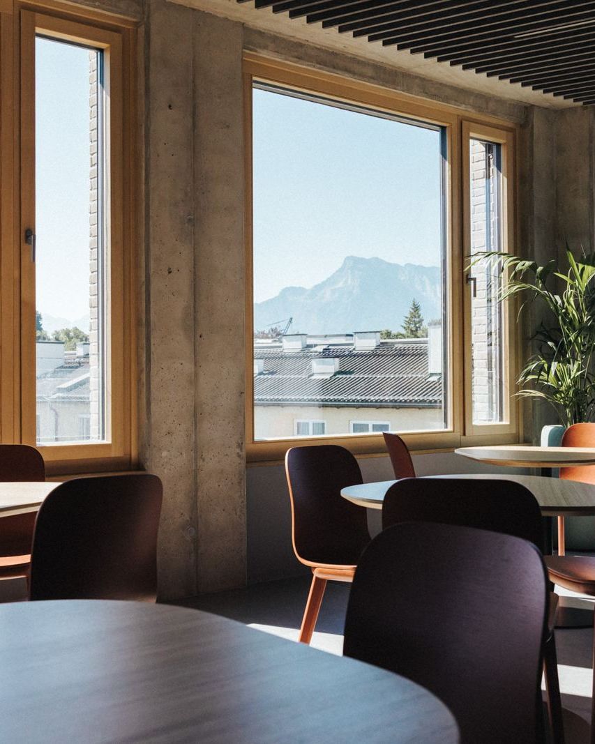 Bürofläche mit Ausblick auf die Berge